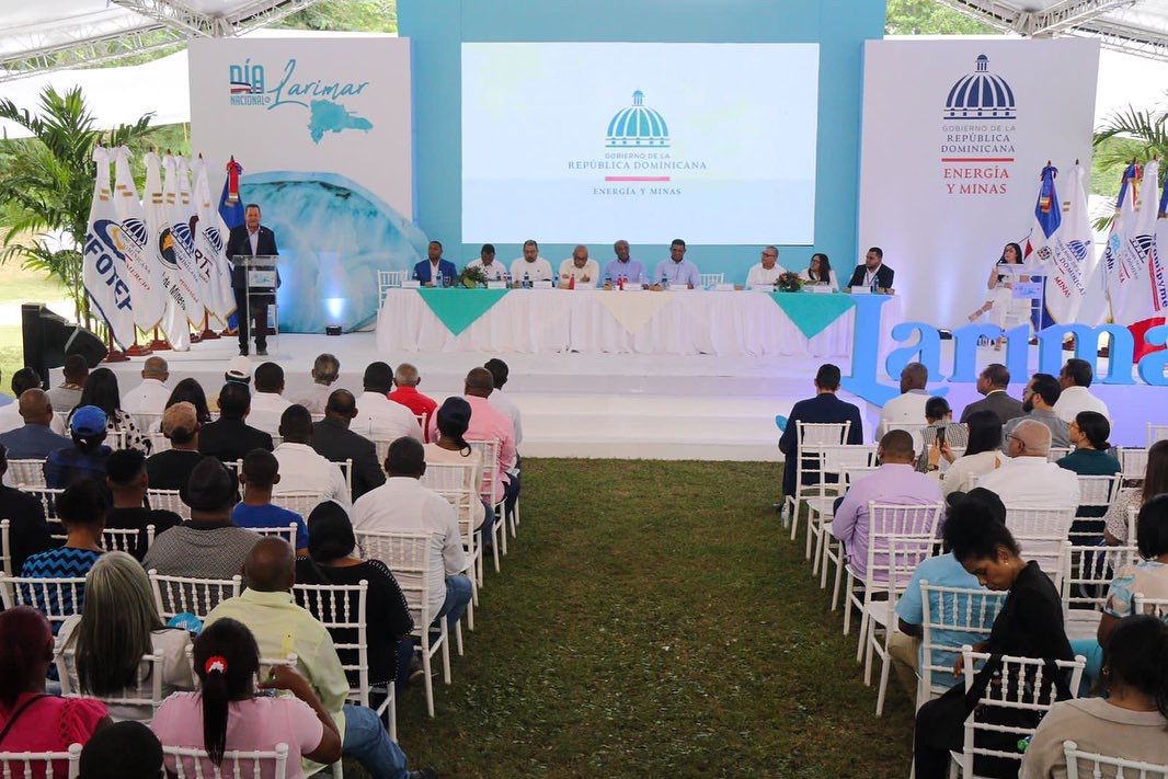 Director de Promipyme participa en actividad Día Nacional del Larimar